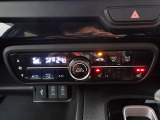 運転席からも手が届きやすく、操作しやすい空調コントロールパネル。オートエアコンなので操作の煩わしさが無くオールシーズン快適にドライブできます。快適空間で運転に集中できますね。