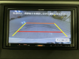 リバースギアに入れるだけで後方の表示へ切り替わります。夜間や雨の日の駐車も楽になりますよ。
