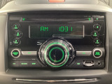2DINサイズのCD/ラジオチューナーを装備しております。