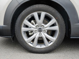 18インチ純正アルミホイールを装備。タイヤサイズは215/55R18となります。