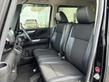 運転席からの視界は広く、運転操作もスムーズに行えます。快適なドライブをサポートする機能が満載です。