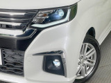 【LEDヘッドライト】悪天候や夜間走行時も良好な視界を確保し安心して運転できる高輝度LEDヘッドライトを装備!点灯速度が早く、消費電力も抑えられています。