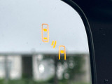 【リヤビークルディティクション】走行中、ドアミラーの死角になりやすい箇所に後続車が接近するとサイドミラー付近に警告を表示、ドライバーに注意喚起と、万一の際はハンドル操作をアシストをします。