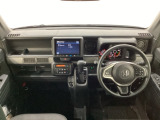 車内は光触媒抗菌消臭施工済です。インパネ周りはスタイリッシュなデザインで機能や装備も充実しています。グローブボックスやカップホルダーのほかにトレーなどたくさんの収納スペースが付いています。