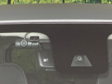 【三菱e-Assist】走行中に前方の車両等を認識し、衝突しそうな時は警報とブレーキで衝突回避と被害軽減をアシスト。より安全にドライブをお楽しみいただけます。