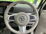 握りやすいステアリングは、運転操作をスムーズに。操作性も高く、快適なドライビングをサポートします。運転の楽しさを感じられます。