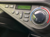 【オートエアコン】一度お好みの温度に設定すれば、車内の温度を検知し風量や温度を自動で調整。暑い&hellip;寒い&hellip;と何度もスイッチ操作をする必要はありません。快適な車内空間には必須の機能ですね♪