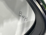 【ブラインドスポットモニター】走行中、ドアミラーの死角になりやすい箇所に後続車が接近するとサイドミラーのレンズに警告を表示!ドライバーに注意喚起をしてくれます。