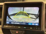 リバースギアに入れるだけで後方の表示へ切り替わります。夜間や雨の日の駐車も楽になりますよ。