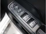 ドア内側、手の届きやすい位置にドアガラスの開閉スイッチ(パワーウインドウ)があります。運転席にはいたずら防止のためのロック付!