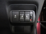 両側電動スライドドア。荷物で手が塞がる時など簡単にドアの開閉が出来ます。何より力いらずで開閉OK。女性やお年寄りにも優しい。電動機能はOFFにもできますから元気なお子様の駆け出しも安心。