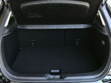 目隠しとなるトノカバーを備えた安心の荷室空間。外から荷物が見えないためプライバシーや防犯面でも安心です。6:4分割可倒式シートを採用し、荷物の大きさや乗員に合わせて柔軟にアレンジできます。