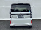 スライドドアは通常のドアに比べて、車のボディーに対し平行に開閉し、開けてもスペースを取りません。出入り口が大きいドアはお子様のいるご家庭はもちろん、混んだ駐車場でも大活躍です!