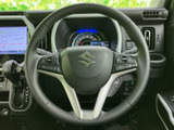 握りやすい形状で、運転操作をスムーズに。オーディオやハンズフリー通話など、便利な機能も搭載。快適なドライビングをサポートします。