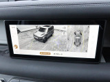 【3Dサラウンドカメラ】周囲の安全確認をアシストする機能です。3D車外ビュー、360&deg;オーバーヘッドビューを 利用して、狭いスペースでも安心、スムーズに運転操作ができます。