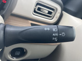 操作しやすいウインカーレバーで、スムーズな車線変更をサポート。直感的に操作でき、安全な運転に貢献します。