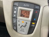 【オートエアコン】一度お好みの温度に設定すれば、車内の温度を検知し風量や温度を自動で調整。暑い&hellip;寒い&hellip;と何度もスイッチ操作をする必要はありません。快適な車内空間には必須の機能ですね♪