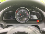 視認性の高いメーター類が、運転に必要な情報を的確に伝えます。運転状況が一目でわかり、安全運転をサポートします。夜間でも見やすい照明です。