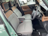 運転席まわりです。実際に座ってみて、乗り心地を体験してみてください,視界も良好です