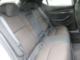 G-ベクタリングコントロールプラス(GVCPlus)は、ドライバーの素早いハンドル操作に対する車両の追従性を高めるとともに挙動の収束性をサポートします。特に後部座席では、揺れが少なく感じられます。
