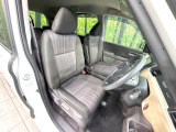 運転席まわりには十分なスペースがあり、大柄な方でもゆったり運転していただける環境です。