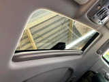 【ツインサンルーフ】開放感たっぷりの希少装備、サンルーフが装着されています!車内に明かりを取り入れたり景色を楽しむ以外にも、車内の空気も簡単に換気できて快適です!