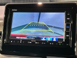 リバースギアに入れるだけで後方の表示へ切り替わります。夜間や雨の日の駐車も楽になりますよ。