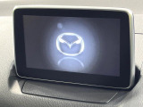 【マツダコネクトナビ】車内の雰囲気にマッチした一体型タイプのナビ。各種車輌設定やBluetooth再生等、様々な機能が楽しめます。直感的なダイヤル操作が可能で、使い勝手も良好です。