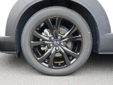 18インチ純正アルミホイールを装備。タイヤサイズは215/55R18となります。