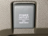 アクセサリーソケットはUSBのアダプターなどをつければ、スマホの充電にも使えます。周辺には物が置けるボックスがついています。