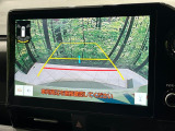 【バックカメラ】駐車時に後方がリアルタイム映像で確認できます。大型商業施設や立体駐車場での駐車時や、夜間のバック時に大活躍!運転スキルに関わらず、今や必須となった装備のひとつです!