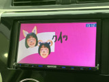 停車中には、テレビや動画を楽しめます。後部座席の方も快適に過ごせるよう、エンターテインメント機能も充実しています。