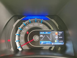 視認性の高いメーター類が運転をサポート。デジタル表示で車両情報も確認できます。走行距離やエンジン状態もひと目で把握可能。