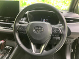 握りやすい形状で、快適なドライビングをサポートします。ステアリングスイッチで、オーディオやハンズフリー通話などを操作でき、運転に集中できます。