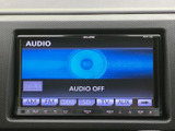 お気に入りの音楽を車内で楽しめます。CDやSDカード、AUXなど、様々なメディアに対応。長距離ドライブも快適に過ごせます。
