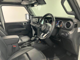 Jeepのタフさが伝わってくる太めのステアリングになっております。