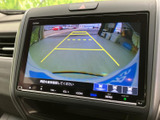 後方の状況を安全に確認できるリアカメラ付き。狭い道や駐車時でも、落ち着いて操作できます。
