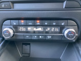 温度の設定のみで快適な風量やモードなどを自動調整してくれるフルオートエアコンを装備!