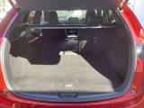 CX-5のラゲッジルームは後席が4:2:4で分割が可能です。荷室側からもレバーを引くだけで可倒できます!新車時オプション装備の【パワーリフトゲート】付き!スイッチを押すだけで開閉が可能です!
