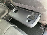 後席用パーソナルテーブルも付いています。