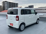 右斜め後ろからの特徴的なフォルム。狭い路地裏でも運転しやすそうな小回りが利くコンパクトボディ♪