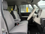 アームレスト付きの運転席は