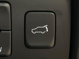 【パワーバックドア】スマートキーや運転席のボタンを押すだけでリアゲートが自動で開閉します!荷物を持っている時や、高い位置にあるバックドアを閉める際に便利な機能です♪