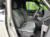 運転席まわりには十分なスペースがあり、大柄な方でもゆったり運転していただける環境です。