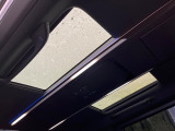【ガラスルーフ】ガラスルーフ搭載で車内の解放感が一気にアップ!開放的なドライブをお楽しみいただけます。
