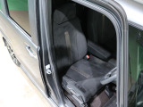 程よい硬さとホールド性が高いシートで長時間運転も快適です。