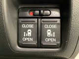 リアドアは乗り降りに便利な両側電動スライドドアです。また運転席に座っていながらスイッチ操作で自在にスライドドアを開け閉めできます。