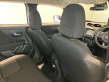 【リアシート】屋根までの高さがある車のため、大人の方でも圧迫感が少なく乗車出来ます。足元は広く取られているため、ゆったりとお乗り頂けます。