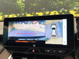 【パノラミックビューモニター】専用のカメラにより、上から見下ろしたような視点で360度クルマの周囲を確認することができます☆死角部分も確認しやすく、狭い場所での切り返しや駐車もスムーズに行えます。