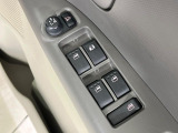【電動格納ミラー】サイドミラーは電動格納式となっており、狭い駐車場でもキズがつくリスクを抑えられます。